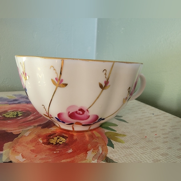 Vintage Teapot with matching cup and saucer from St Petersberg Russia. - Picture 8 of 11